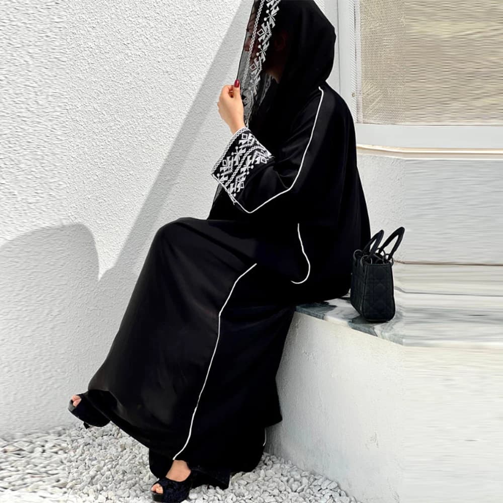 عباءة كيمونو مطرّزة بأكمام طويلة